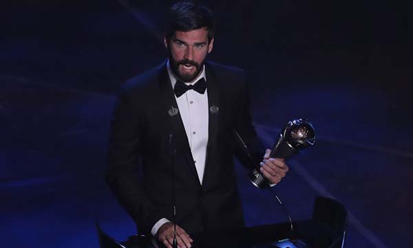 Alisson Becker nhận giải thưởng The Best FIFA Goalkeeper 2019