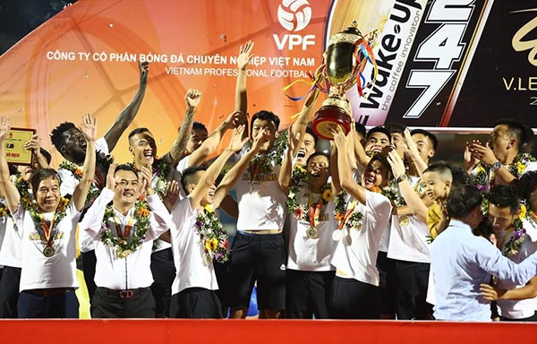 CLB Hà Nội nâng cao chiếc cúp vô địch V-League 2018