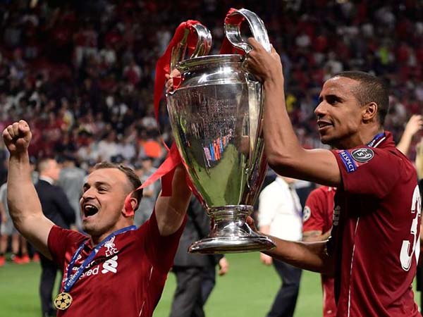 Joel Matip và Xherdan Shaqiri nâng cao chiếc Cup Champions League