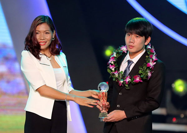 Trần Minh Vương nhận giải cầu thủ trẻ xuất sắc nhất năm 2014