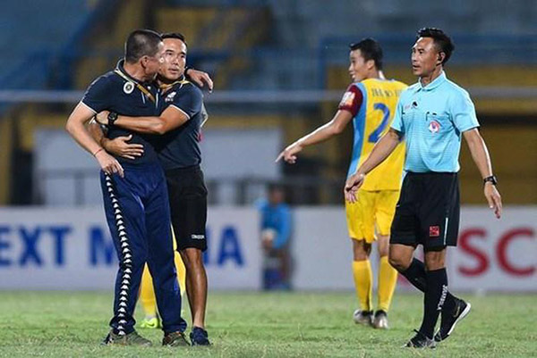 Thuyền trưởng Hà Nội FC dọa xử trọng tài