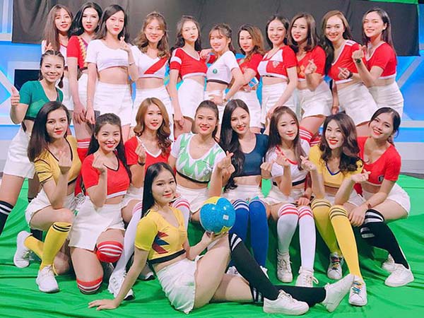 32 hot girl đại diện cho các đội tuyển tham gia ngày hội bóng đá lớn nhất Hành Tinh
