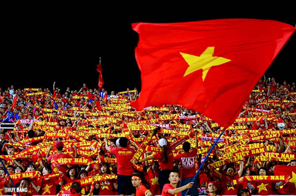 Cổ động viên Việt Nam cổ vũ hết mình trên sân vận động Mỹ Đình