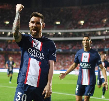 Messi tiếp tục ghi bàn, ngày càng bỏ xa Ronaldo